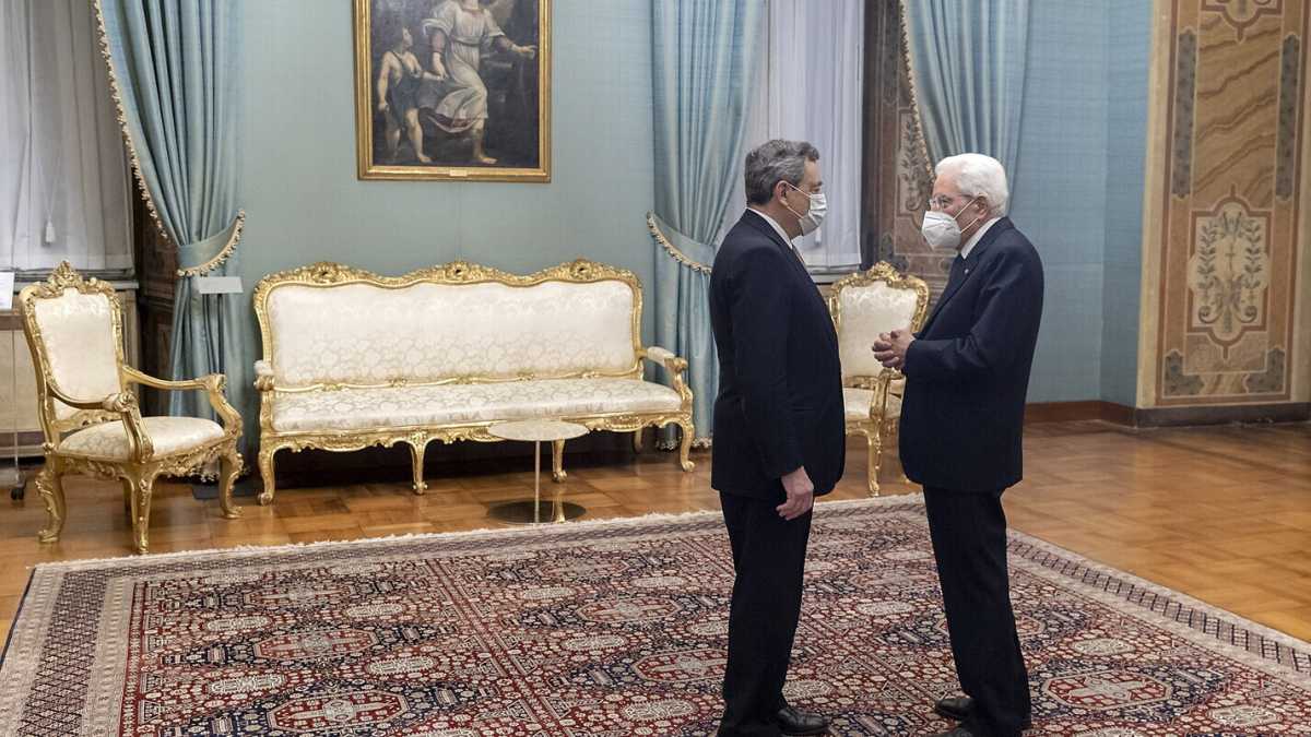 Immagine di Nasce il "bispresidenzialismo" Draghi-Mattarella. E lui: "Parlo solo con Mario"