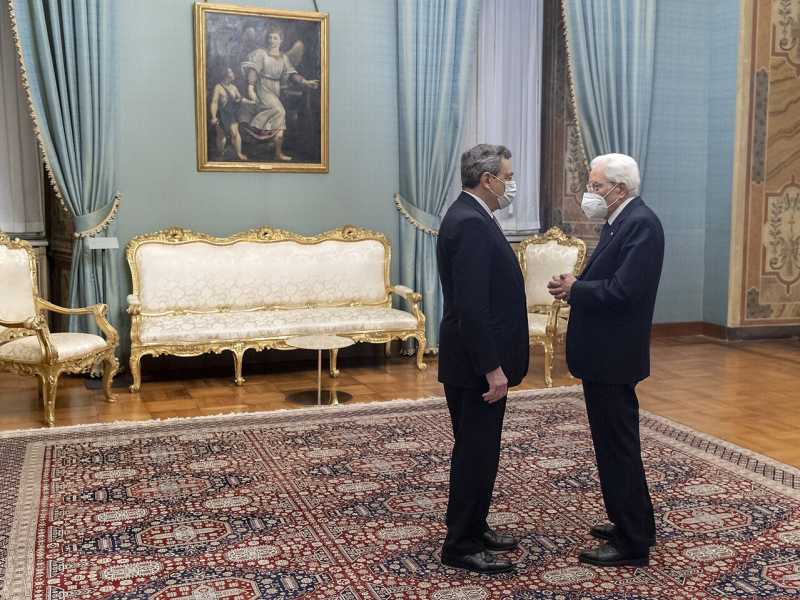 Nasce il "bispresidenzialismo" Draghi-Mattarella. E lui: "Parlo solo con Mario"