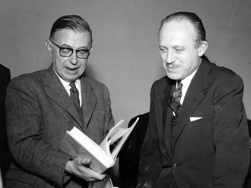 Jean-Paul Sartre riceve alla Casa della Cultura il Premio Omegna 1960 per la Resistenza, tramite LaPresse <br />