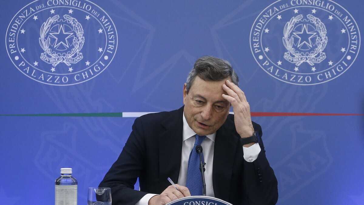 Immagine di Draghi: "Grazie a Mattarella e acceleriamo sul Pnrr". In Cdm è disputa tra Giorgetti e Speranza