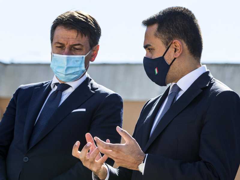 Di Maio assediato da Conte: "Che fa: mi caccia?". Ma per lo statuto M5s è quasi impossibile