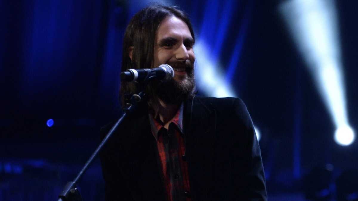 Immagine di Immedesimarsi in Francesco Bianconi, che canta la sua fede scossa