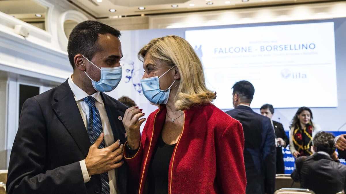 Immagine di Luigi Di Maio e Elisabetta Belloni nei panni bondiani di Mr. Farnesina e “M”