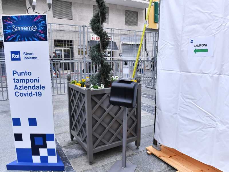 Al Festival di Sanremo file per i tamponi e pochi autografi. Qualcuno salvi Orietta Berti!