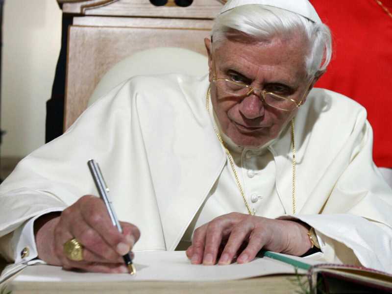 Il capo dei vescovi tedeschi dà la caccia a Benedetto XVI: “Chieda scusa”