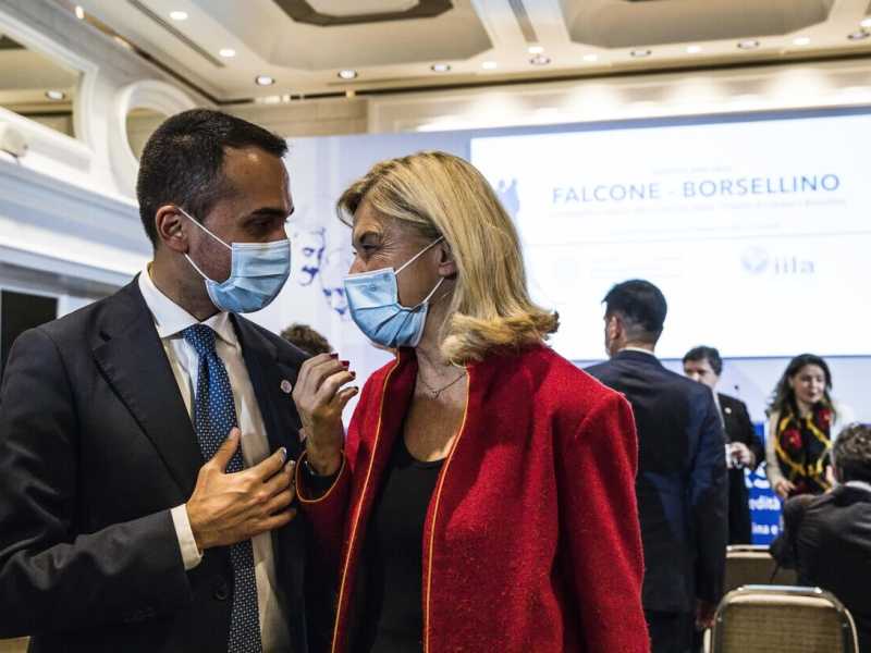 Luigi Di Maio e Elisabetta Belloni nei panni bondiani di Mr. Farnesina e “M”