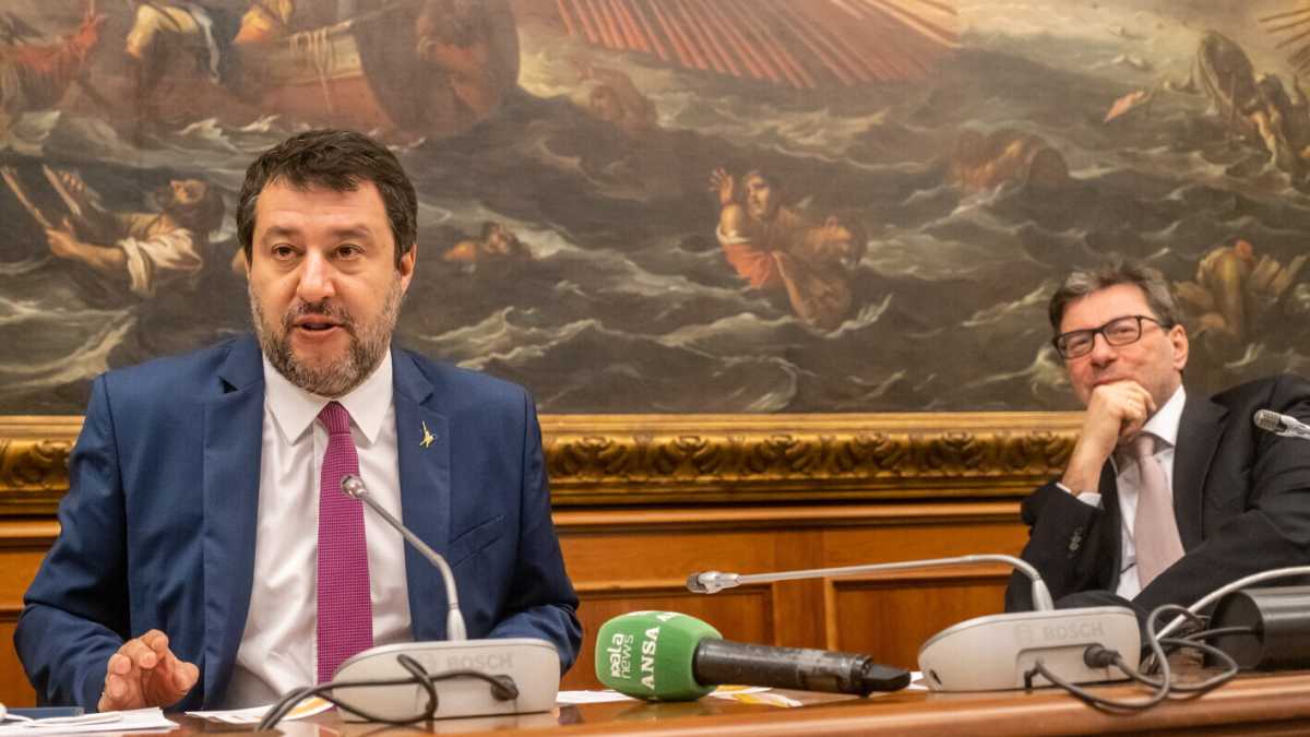 Immagine di Salvini pensa al proporzionale per isolare la Meloni. E intanto studia le mosse di Draghi per il 2023