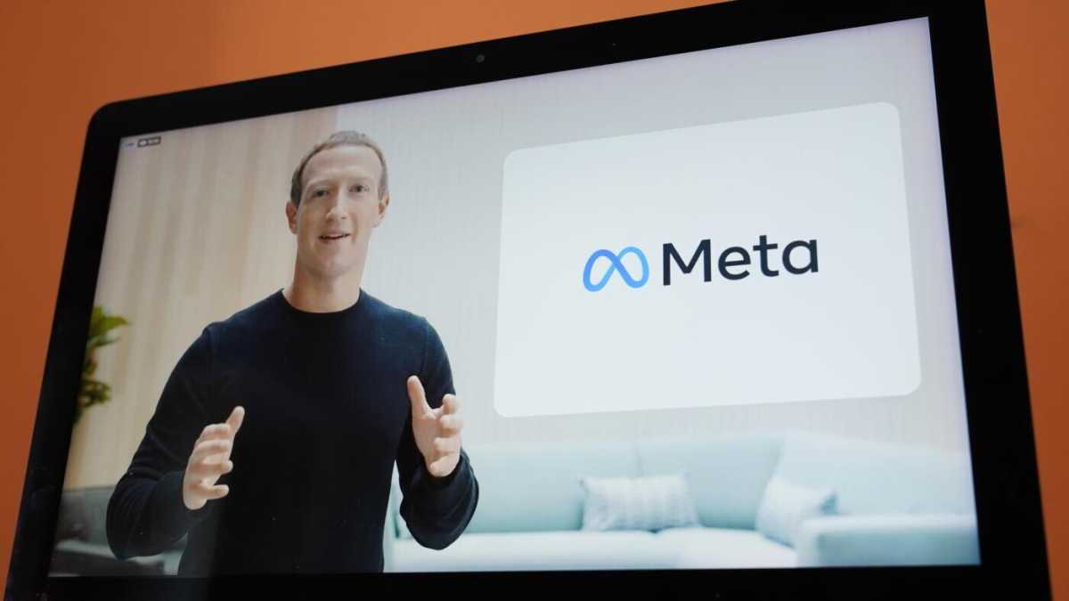 Immagine di Facebook perde utenti. Per risollevare Meta, Zuckerberg rincorre TikTok