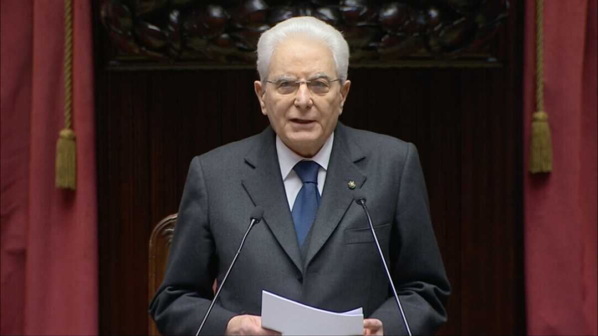 Immagine di Mattarella ha giurato: "Chiamato alla responsabilità. Ora non possiamo permetterci ritardi"