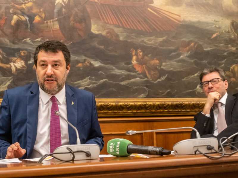 Salvini pensa al proporzionale per isolare la Meloni. E intanto studia le mosse di Draghi per il 2023