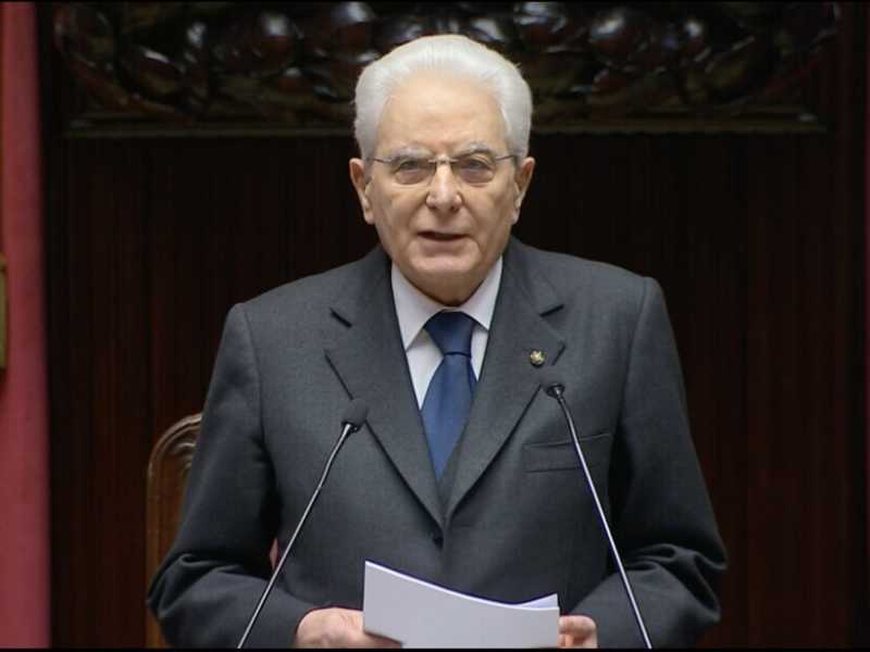 Mattarella ha giurato: "Chiamato alla responsabilità. Ora non possiamo permetterci ritardi"