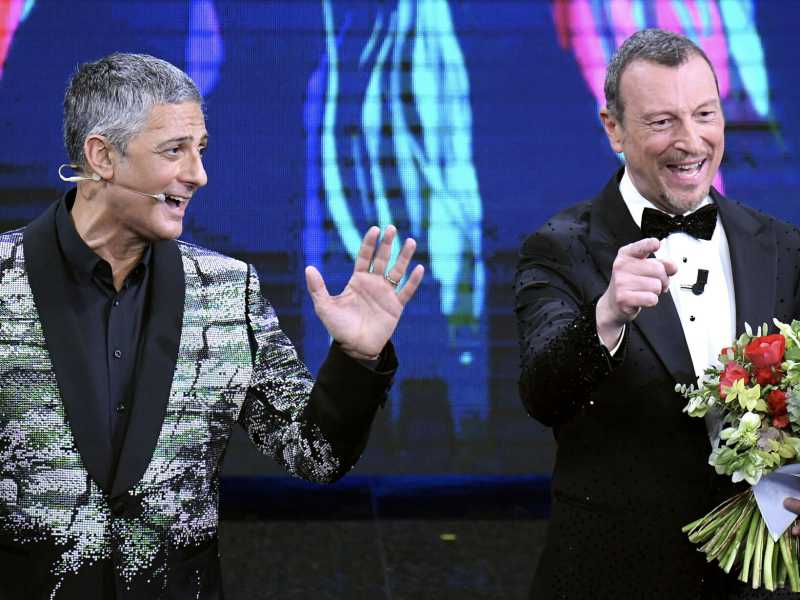 <span style="font-family: Arial, sans-serif;">Fiorello e Amadeus a Sanremo 2022 (Ansa) </span> 