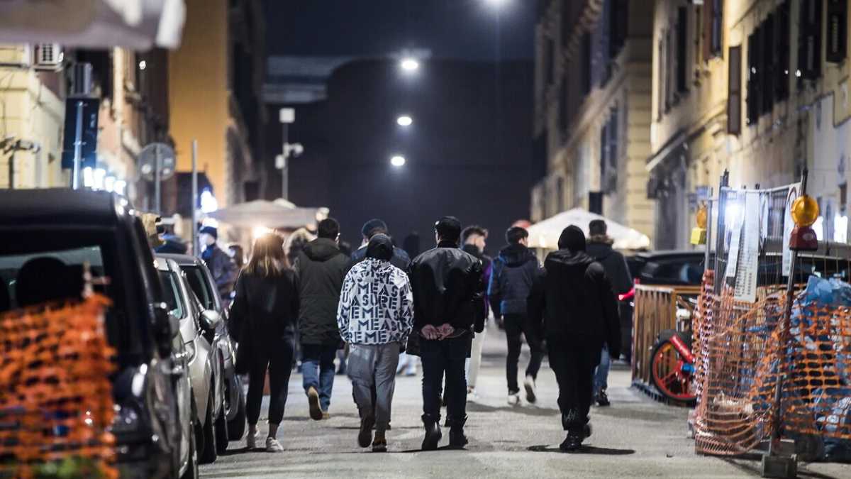 Immagine di Roma, mossa di Gualtieri contro la movida: da stasera chiusi i minimarket dalle 22 alle 5