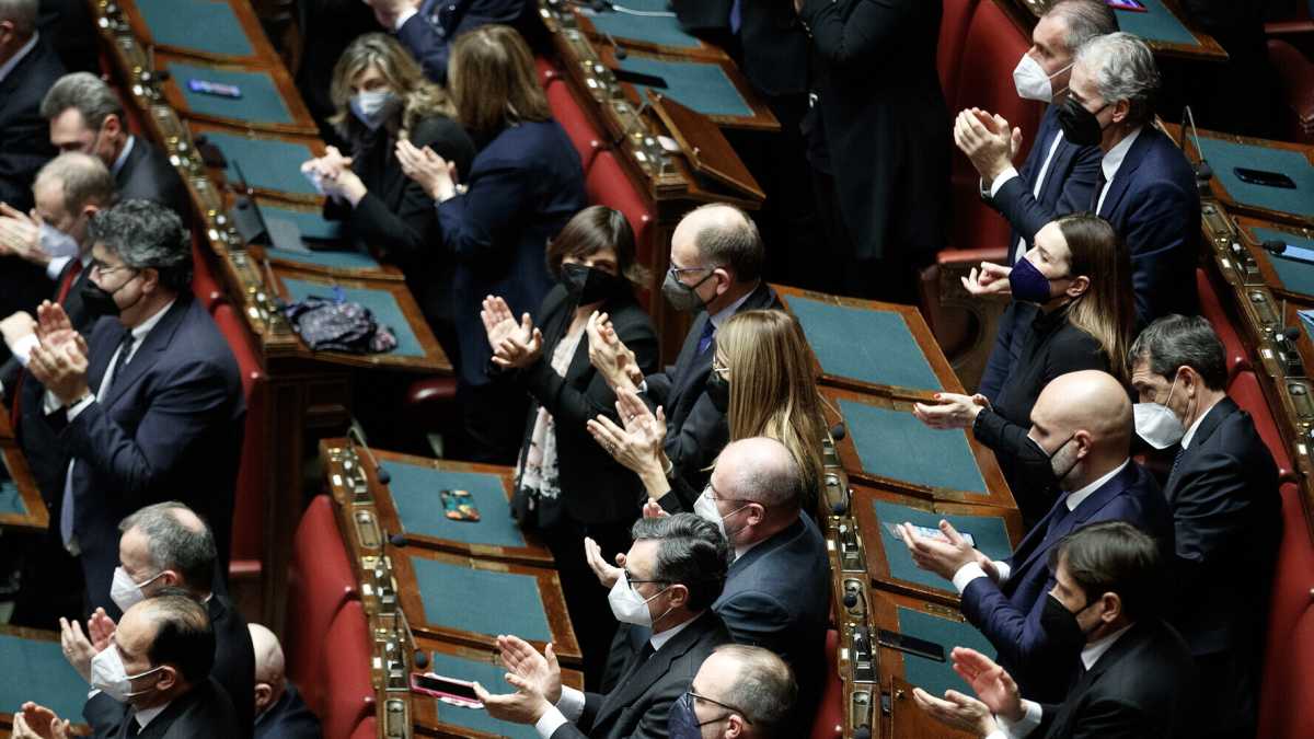 Immagine di Ecco perché Mattarella non sorrideva per gli applausi del Parlamento
