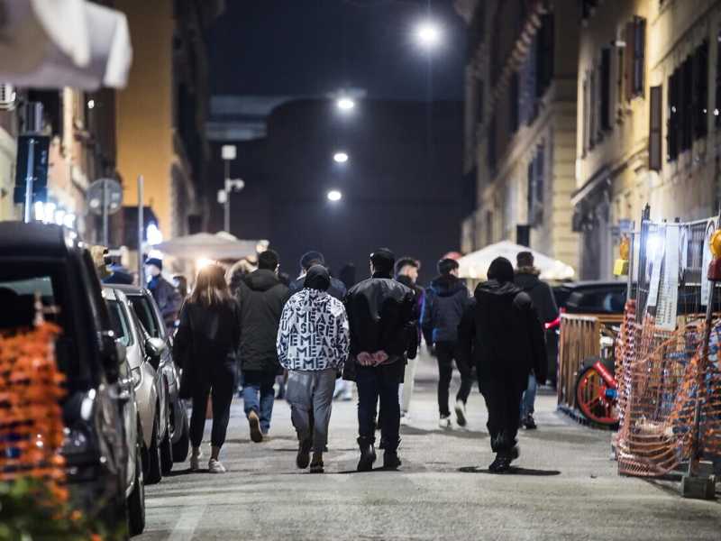 Roma, mossa di Gualtieri contro la movida: da stasera chiusi i minimarket dalle 22 alle 5