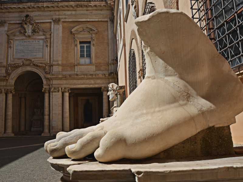 La statua colossale di Costantino I, in marmo. I suoi resti si trovano al Palazzo dei Conservatori a Roma (Musei capitolini) - foto Unsplash<br />