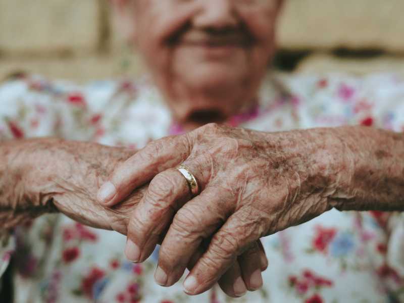 Mia nonna è morta da sola, 24 giorni in ospedale senza la mia mano sulla sua