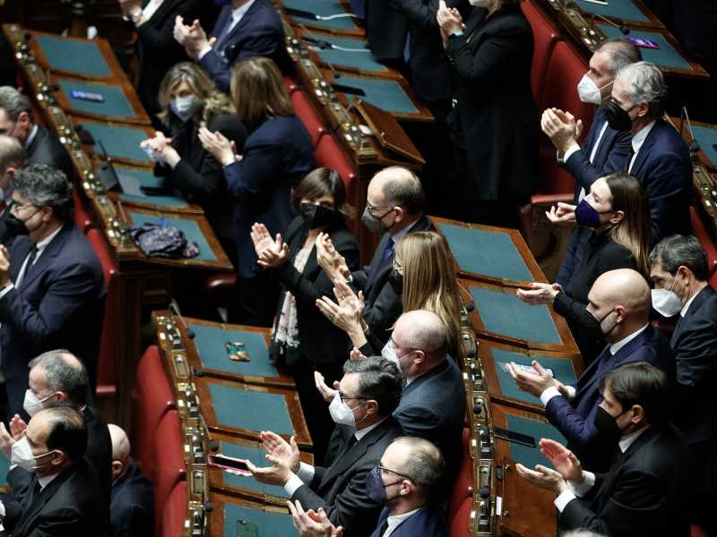 Ecco perché Mattarella non sorrideva per gli applausi del Parlamento