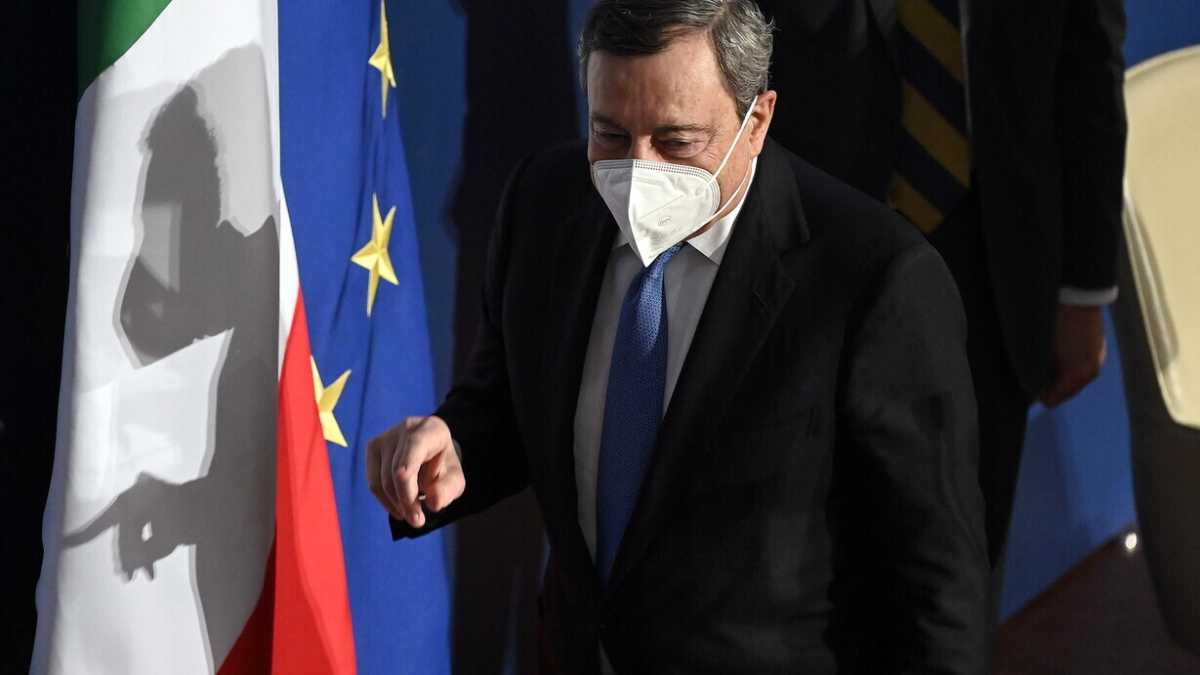 Immagine di Il caos di fronte a Draghi