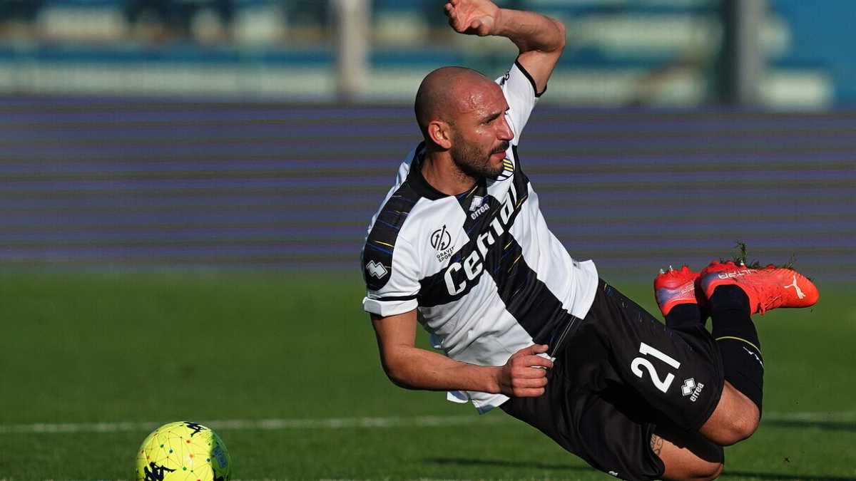 Immagine di Il secolo dei "minutari". Parma-Crotone le squadre della "coda del maiale"