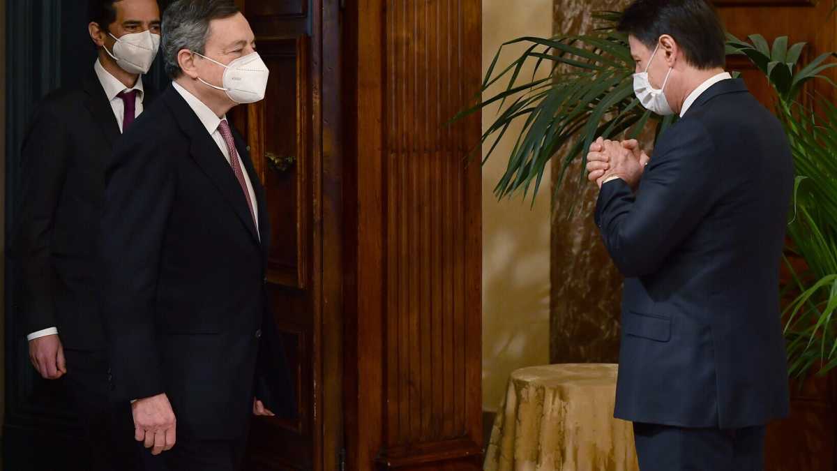 Immagine di Conte va da Draghi: gli promette lealtà e lo sonda sul nemico Di Maio. Ma il premier lo stoppa
