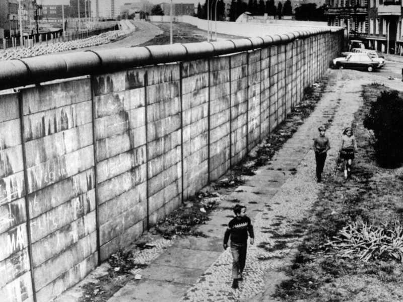 Lapresse Archivio storico "Anni 01-01-1965" Bambini camminano davanti al muro di Berlino&nbsp;<br />