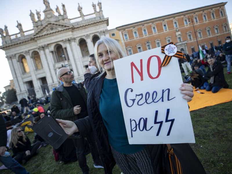 Manifestanti al raduno no vax e no green pass in piazza San Giovanni a Roma il 15 gennaio 2022 (Ansa) <br />
