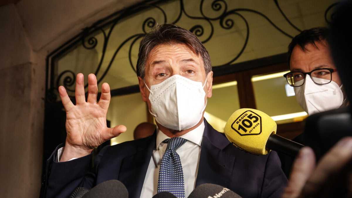 Immagine di Il tribunale di Napoli sospende la nomina di Conte a capo del M5s. Torna Crimi?