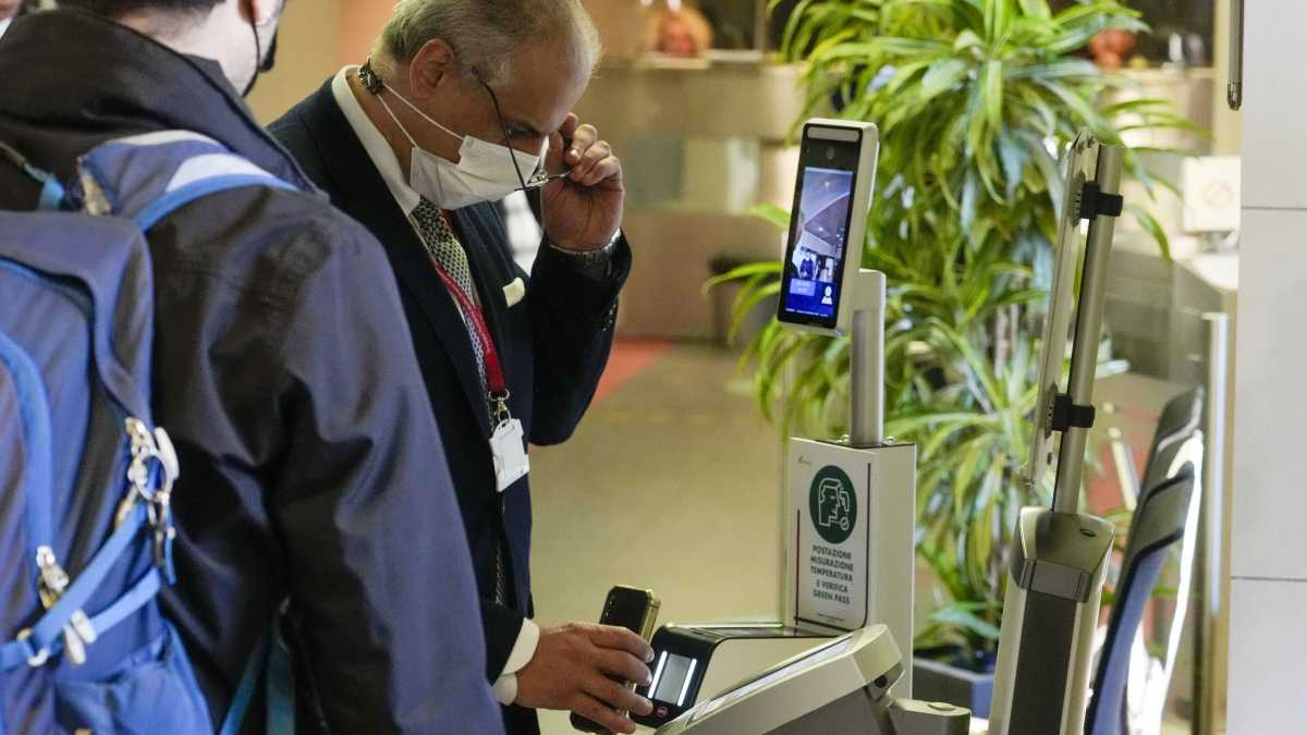 Immagine di Covid, da oggi green pass illimitato e meno Dad a scuola. Speranza: "Una nuova fase"
