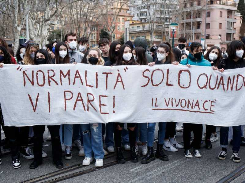 I ragazzi in piazza non stanno facendo i furbi. Ascoltiamoli