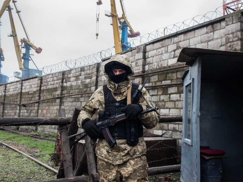 Un soldato ucraino al porto di Mariupol (Foto di Martyn Aim/Getty Images)&nbsp;<br />