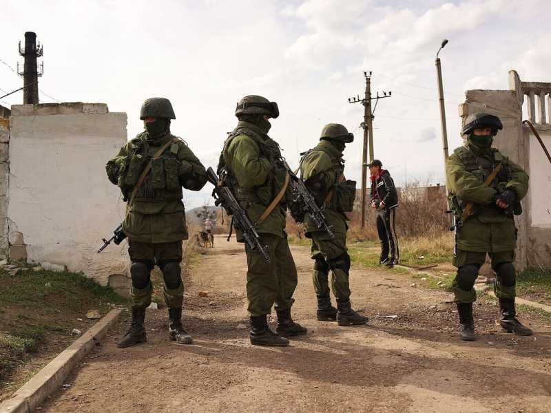 Paramilitari russi di guardia al di fuori da una base militare ucraina nella città di Perevevalne il 6 marzo 2014 (foto di Spencer Platt/Getty Images) <br />