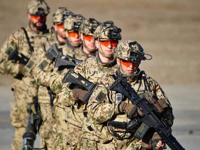 Fanti della Bundeswehr, le forze armate tedesche, durante un'esercitazione vicino a Munster (foto di Alexander Koerner/Getty Images)&nbsp;<br />