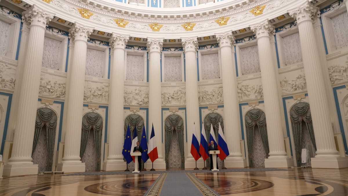 Immagine di Le acrobazie di Macron con Putin