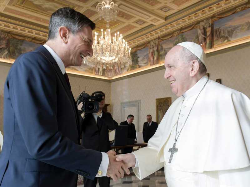 Il presidente sloveno Borut Pahor e Papa Francesco il 7 febbraio (Ansa) 