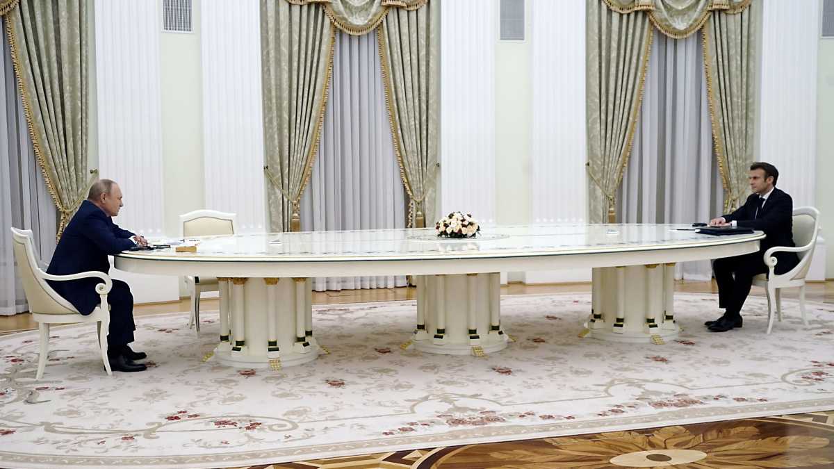 Immagine di Al tavolo di Putin, che insieme con l’occidente sfida ogni senso della misura