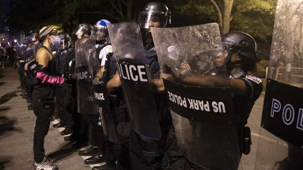 Immagine di Via i fondi alla polizia, ripetono i dem radicali americani. Gelo dei moderati