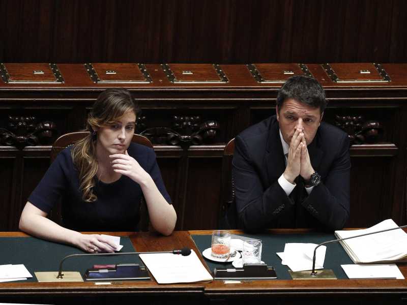 L'ex ministro delle Riforme Maria Elena Boschi e l'allora premier Matteo Renzi alla Camera. 17 Febbraio 2016 (foto Ansa/ Giuseppe Lami)&nbsp;<br />