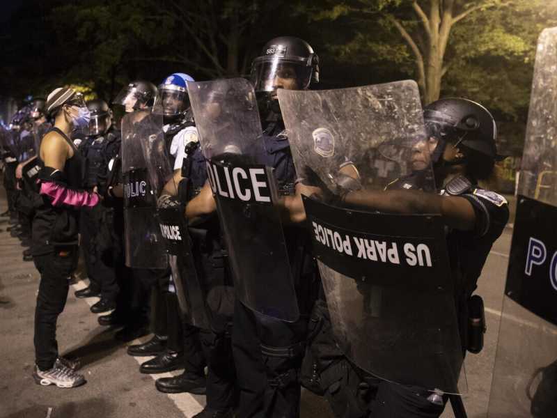 Via i fondi alla polizia, ripetono i dem radicali americani. Gelo dei moderati