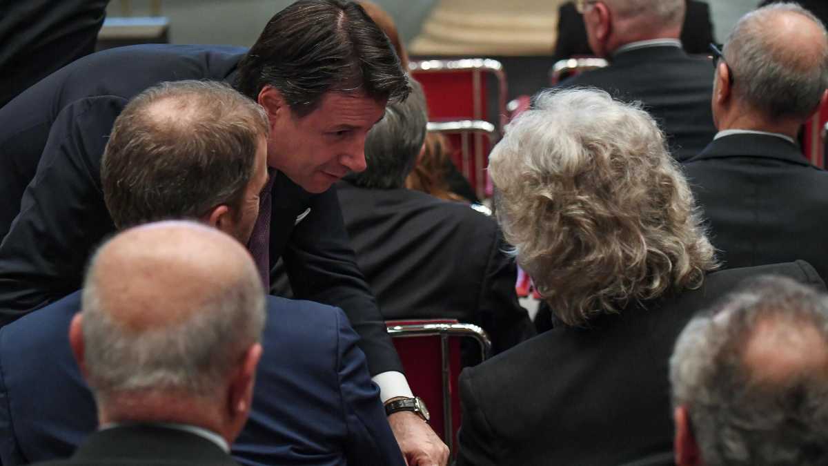 Immagine di M5s, Casaleggio rispolvera Rousseau ma c'è il no di Conte. Oggi arriva Grillo e decide