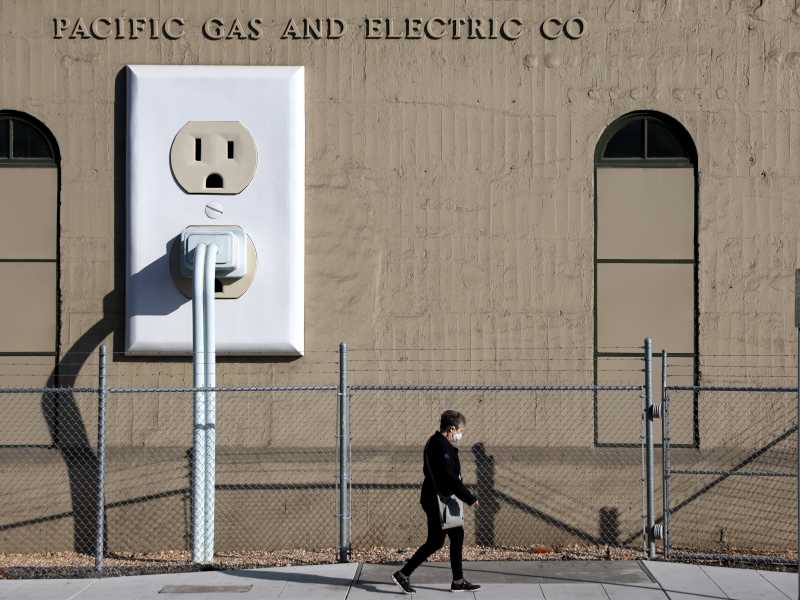 La scultura di una presa elettrica gigante installata in una sottostazione della Pacific Gas &amp; Electric in California (Justin Sullivan/Getty Images)&nbsp;<br />