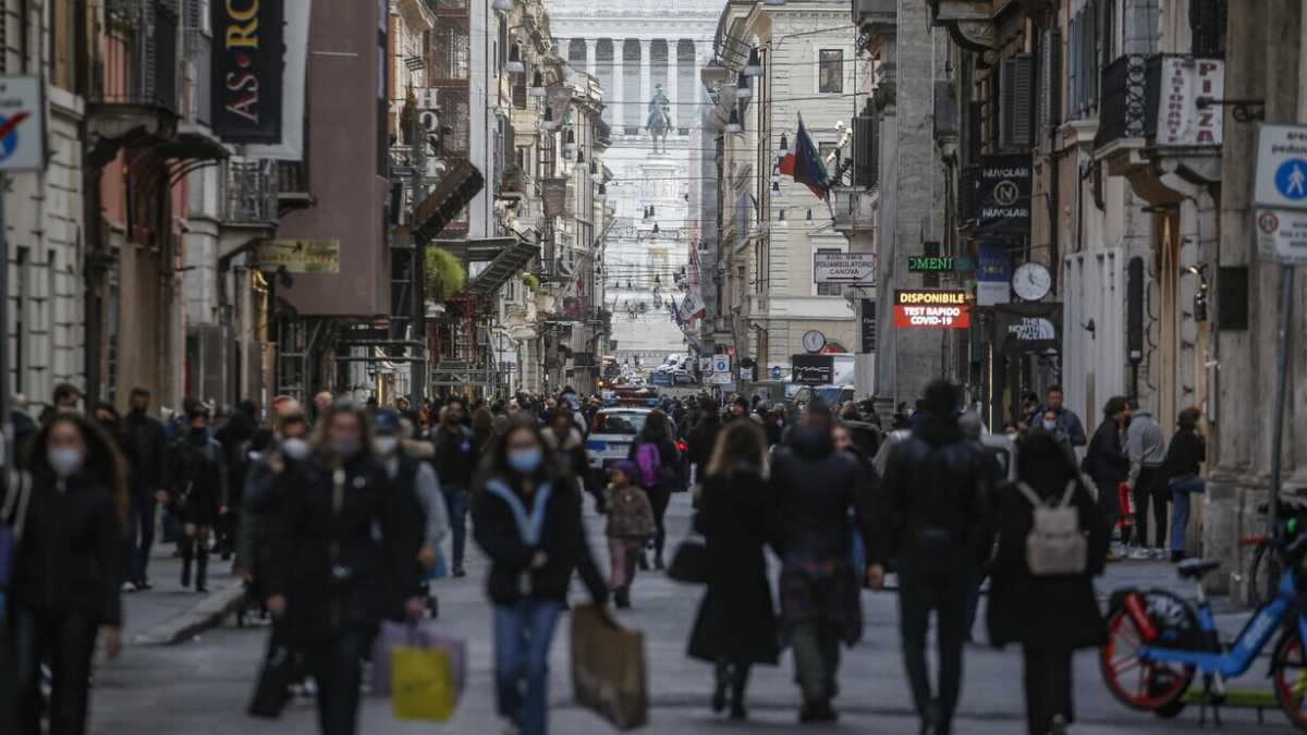 Immagine di Via le mascherine all'aperto: Speranza firma l'ordinanza