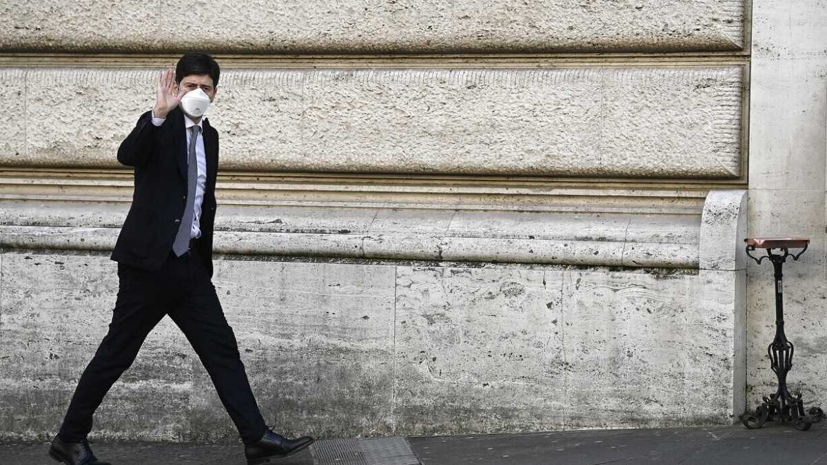 Immagine di Da oggi cade l'obbligo di mascherina all'aperto