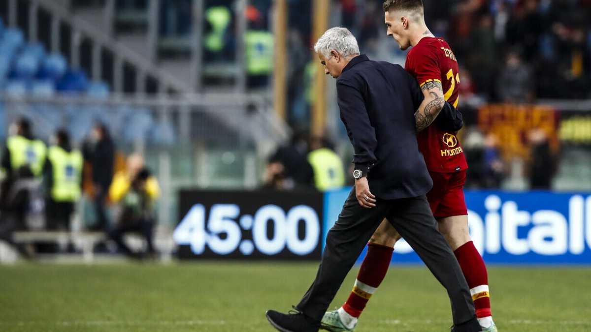 Immagine di Mourinho e il grande palazzo dentro la piccola Roma