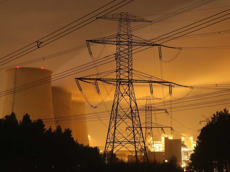 Un traliccio davanti alle torri di raffreddamento della centrale a carbone di Jaenschwalde, in Germania (Foto di Sean Gallup/Getty Images) <br />