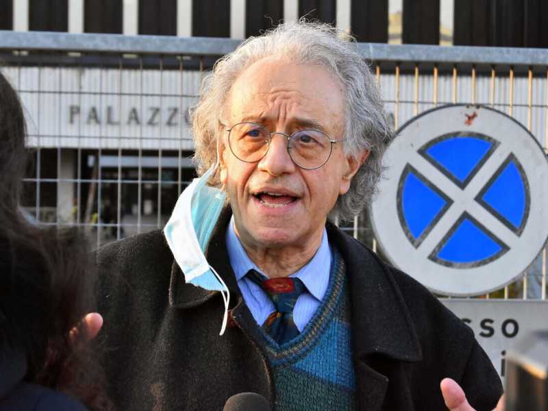 Claudio Foti, lo psicoterapeuta titolare del Centro studi “Hansel & Gretel” onlus fuori dal tribunale di Reggio Emilia, l’11 novembre 2021 (foto Ansa) <br />