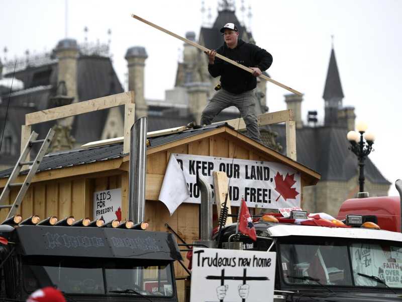 Dietro al blocco dei camion a Ottawa c’è il format populista che funziona in tutto il mondo