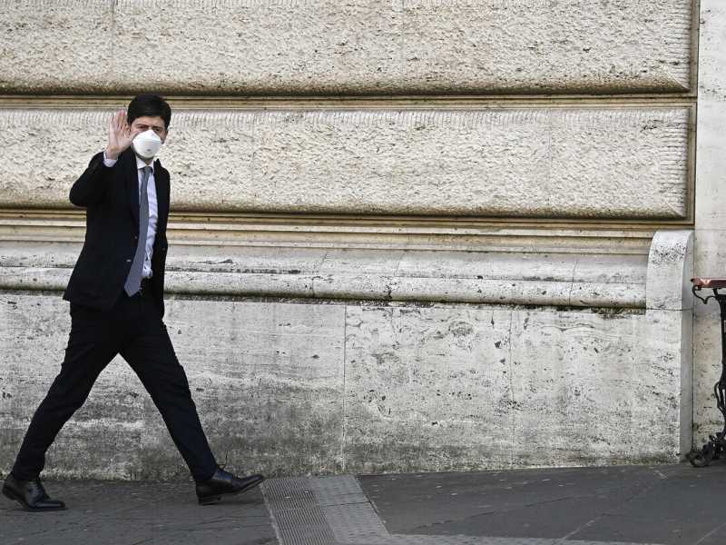 Da oggi cade l'obbligo di mascherina all'aperto