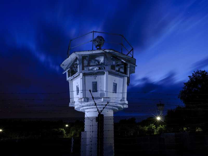 Una torre di osservazione dell'ex confine tra la Repubblica federale e la Repubblica democratica tedesca (foto di Jens Schlueter/Getty Images) <br />