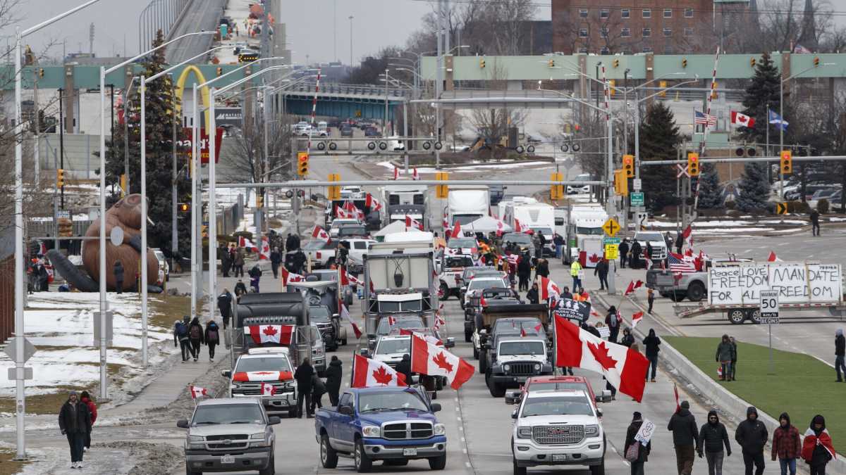 Immagine di Flop dei No vax a Roma, mentre il Canada li sgombera dal ponte occupato